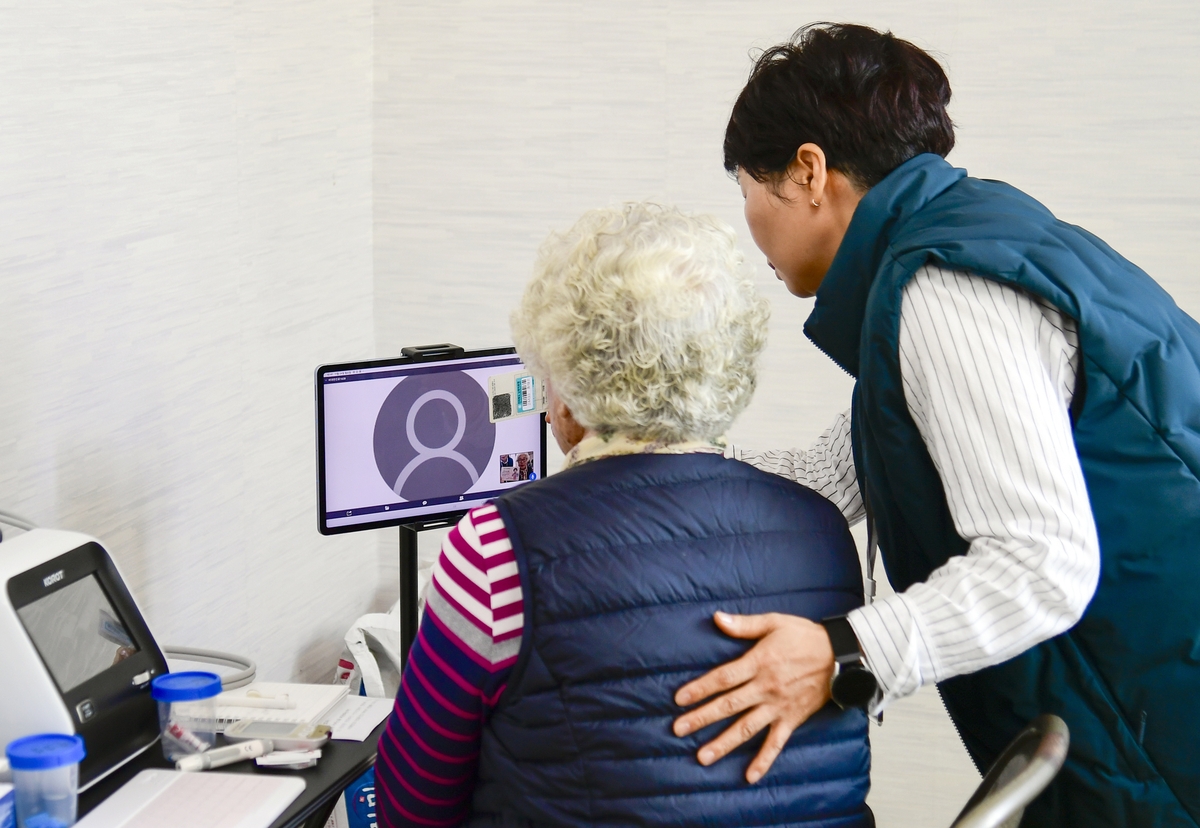 비대면 처방약 간호사 대리수령…‘스마트경로당’ 뜯어보니