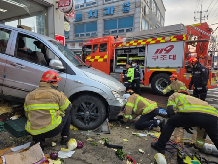 후진하다 약국 돌진…약국 앞 노점상 사상 사고