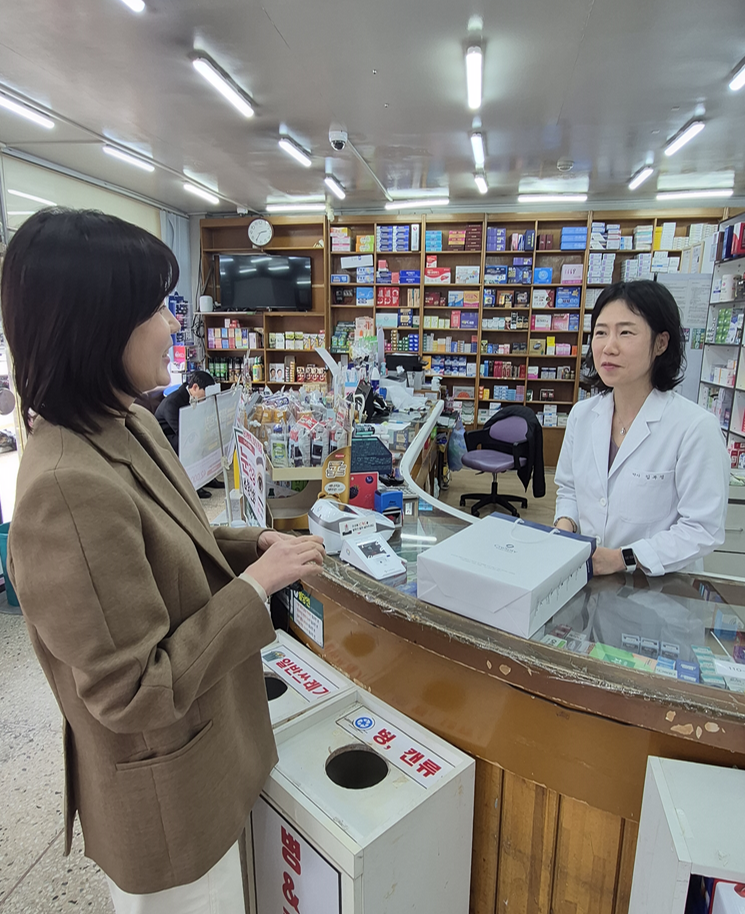 광진구약, 신규 개설약국 9곳 방문해 가운 전달