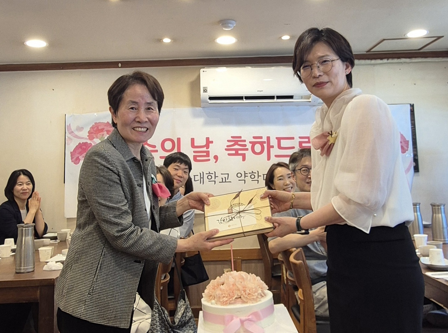 덕성약대 총동문회, 스승의 날 모교 교수들에 감사 마음 전해