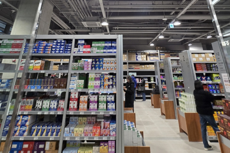 창고형 H&B 스토어 입점 약국 논란...전임 분회장이 개설