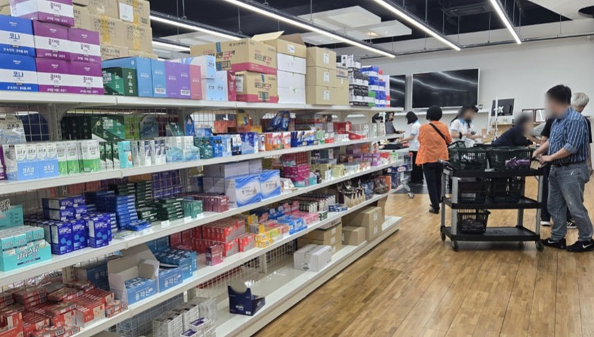창고형 약국, 벌써 40여곳...'박리다매' 뒤에 숨은 위험